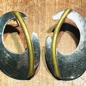 Orecchini a perno ovali in argento sterling stile modernista vintage di Taxco, Messico, con montatura in ottone, firmati TV-68, 10,8 g.