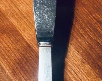 Cuchillo de mesa Continental by International de plata esterlina de 9 5/8” “L” Mono 92 Gr