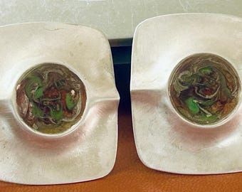 Orecchini pendenti modernisti vintage di grandi dimensioni con chiusura a vite e cabochon in smalto, firmati R. Masters.
