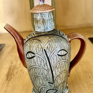 Teiera in ceramica tornita a mano da Matthew Metz con volto
