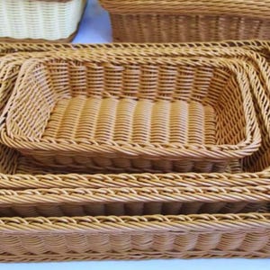 Könnte beinhalten: Ein Set aus drei Keramikbechern mit gesprenkelter, matter Oberfläche. Die Becher sind in Creme-, Hellgrau- und Dunkelgrautönen gehalten. Jeder Becher hat ein schlichtes, minimalistisches Design, ideal für Kaffee oder Tee.