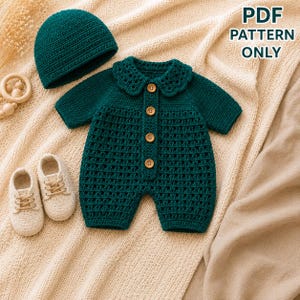 Könnte beinhalten: Ein dunkelgrüner Häkelstrampler mit gewelltem Kragen und vier braunen Knöpfen, dazu eine passende Häkelmütze und ein Paar hellbeige Häkelschuhe. Das Bild enthält den Text PDF PATTERN ONLY in der oberen rechten Ecke.