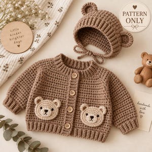 Può includere: Un cardigan a maniche lunghe lavorato all'uncinetto di colore marrone con quattro bottoni e due tasche a forma di orsetto, abbinato a un berretto coordinato con orecchie da orso. L'immagine include il testo PATTERN ONLY, little kinder brighter days e handmade with love.