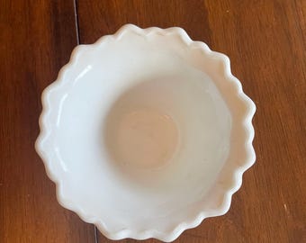 Tigela pequena de vidro leitoso da Indiana Glass Co. com borda ondulada.