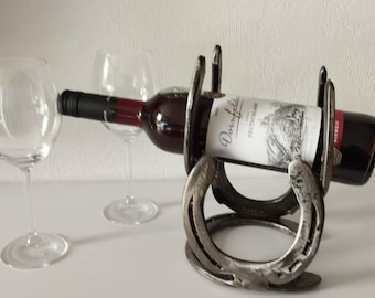 Portabottiglie realizzato con ferri di cavallo usati