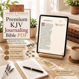 Könnte beinhalten: Ein digitales Tablet auf einem Holzständer zeigt Römer 8 aus einer KJV Journaling Bible als PDF. Daneben liegen ein Spiralnotizbuch mit schwarzem Stift, ein Lesezeichen mit gepresstem Farn und ein Schild mit der Aufschrift Verse & Margin Premium KJV Journaling Bible PDF.