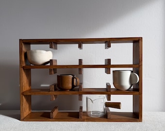 Estante de madera para tazas de espresso disponible en tres tonos.