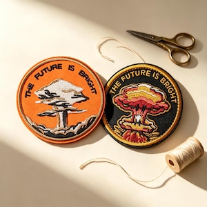 Patch termocolante em formato de nuvem de cogumelo, estilo cyberpunk, ambientado em um mundo pós-apocalíptico, com o tema "O futuro é brilhante".