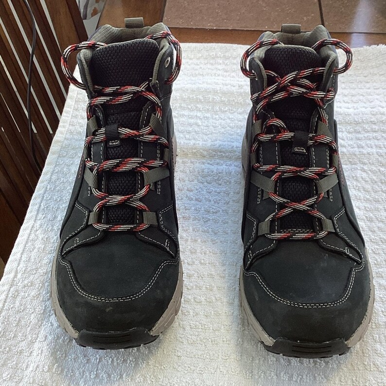 Botas impermeables con cordones para mujer Clarks, talla 7.5 ancha imagen 2