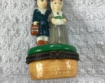 Caja de baratijas con bisagra de pareja de peregrinos con figura sorpresa de pavo en el interior.