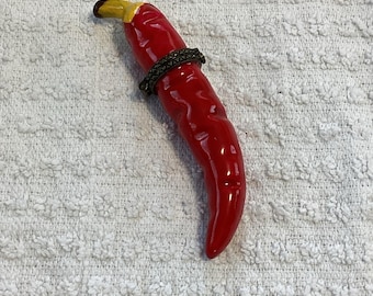 Caja de baratijas con bisagras en forma de chile rojo