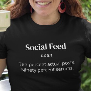Shirt sociale media humor, grappig T-shirt voor sociale feed, herkenbare verouderingshumor, midlife-vrouwenhumor, internetgrap, grappig cadeau voor haar