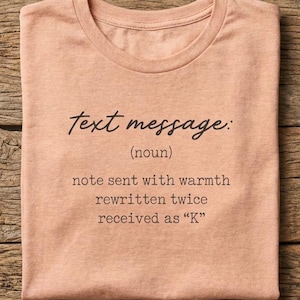 Textmeddelandedefinition-t-shirt, rolig kommunikationst-t-shirt, "Mottagen K"-humor, relaterbart textskämt, introvert humor, kvick minimalistisk t-shirt