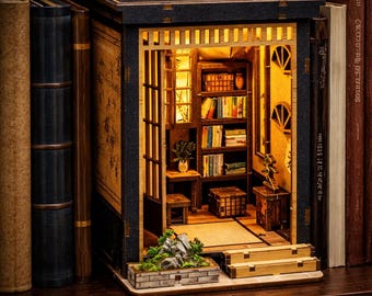 Japanese Study Room Book Nook with LED Lights – Zen Miniature Diorama, Asian Shelf Insert, Japandi Bookshelf Decor, Calm Home Gift