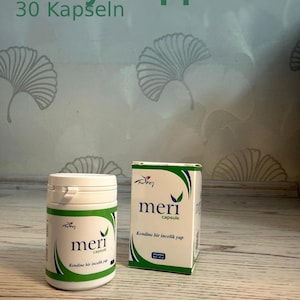 May include: A white and green bottle and box of "meri capsule" dietary supplements. The bottle and box have a green and white label with the text "meri capsule" and "Kendine bir incelik yap". The box also has the text "Turkey". The image also has the text "Daily Support" and "30 Kapseln".
