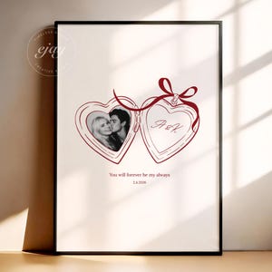 Puede incluir: Impresión enmarcada con un diseño de medallón en forma de corazón rojo. Un lado muestra una foto en blanco y negro de una pareja, el otro tiene las iniciales "A & K". El texto "You will forever be my always 2.4.2026" está en la parte inferior.