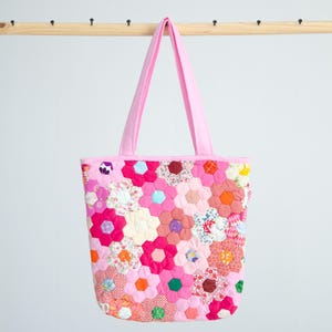 Handgjord blommig quiltad tygväska, hexagonal lapptäcksväska, bohemisk blommig shopping- och strandväska, rese- och axelväska