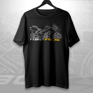 以下が含まれることがあります： 黒の半袖Tシャツで、スポーツバイクの白い線画イラストが描かれています。バイクのグラフィックの下には、白と黄色の文字を組み合わせた「1190RX」というテキストが衣服の前面にプリントされています。