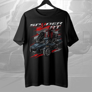 Puede incluir: Camiseta negra con un gráfico de un vehículo de tres ruedas y el texto "SPYDER RT" en blanco y rojo. El vehículo es azul oscuro con detalles en rojo, sobre un fondo de líneas rojas y grises.