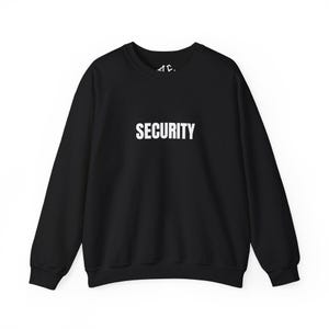 Könnte beinhalten: Schwarzes Sweatshirt mit Rundhalsausschnitt und dem Wort „SECURITY“ in weißen Blockbuchstaben auf der Brust. Das Sweatshirt hat lange Ärmel und einen gerippten Kragen und Bündchen. In der oberen linken Ecke befindet sich ein kleines weißes Logo.
