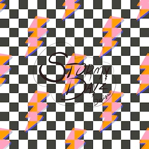 Puede incluir: Patrón repetido de rayos rosas, naranjas y azules sobre un fondo de cuadros blancos y negros. El texto "Stormy Dayz Designs" está en forma de nube circular.