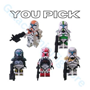 Puede incluir: Cinco minifiguras Lego de soldados clon en armadura blanca con varios acentos de color, incluyendo naranja, verde, azul y amarillo. Cada figura sostiene un arma bláster negra. El texto "YOU PICK" está en la parte superior.