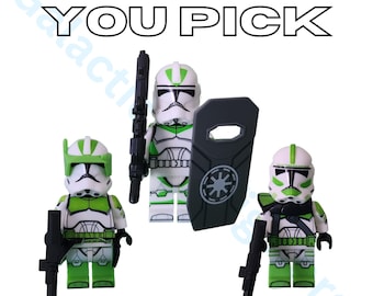 Commandant van het 442e bataljonsbeleg, Arc Trooper en reguliere Star Wars Customs met blasters