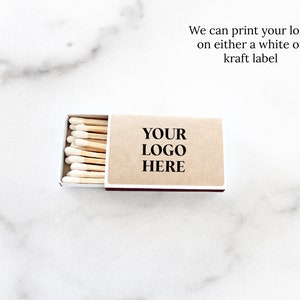 Pu&ograve; includere: Una scatola di fiammiferi con un'etichetta in carta kraft su cui &egrave; scritto "YOUR LOGO HERE". Possiamo stampare il tuo logo su un'etichetta bianca o kraft.