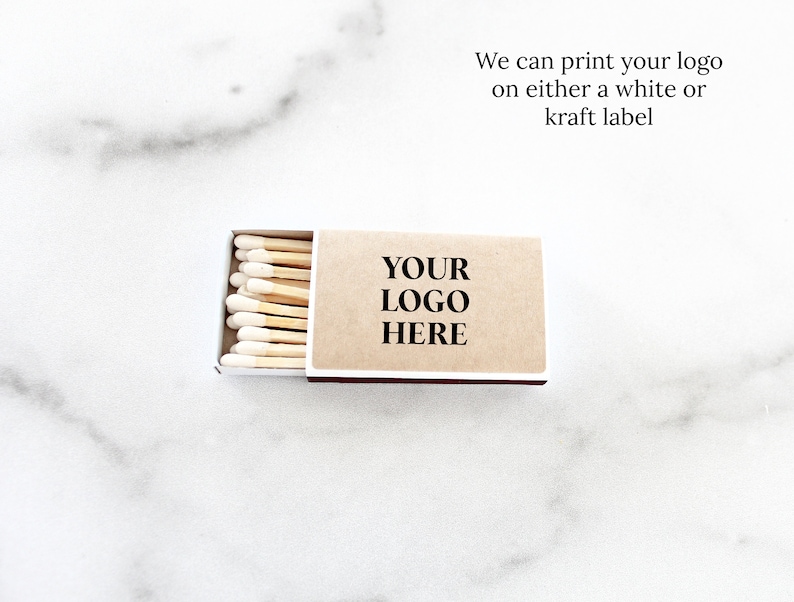 Pu&ograve; includere: Una scatola di fiammiferi con un'etichetta in carta kraft su cui &egrave; scritto "YOUR LOGO HERE". Possiamo stampare il tuo logo su un'etichetta bianca o kraft.