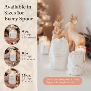 K&ouml;nnte beinhalten: Drei Glaskerzenbeh&auml;lter mit Etiketten, auf denen "Most of all, be kind" steht, in verschiedenen Gr&ouml;&szlig;en: 4 oz, 8 oz und 16 oz. Jede Kerze wird mit einem Stoffbeutel und einem Streichholzbuch geliefert. Die Kerzen werden auf einer wei&szlig;en Oberfl&auml;che mit einem Weihnachtsbaum und Rentierfiguren im Hintergrund pr&auml;sentiert.