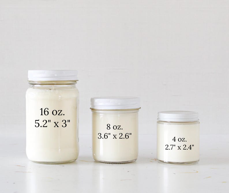 K&ouml;nnte beinhalten: Drei Glas-Kerzenbeh&auml;lter mit wei&szlig;en Deckeln und Etiketten, die ihre Gr&ouml;&szlig;e in Unzen und Zoll angeben. Der gr&ouml;&szlig;te Beh&auml;lter ist 16 Unzen gro&szlig; und misst 5,2 Zoll mal 3 Zoll. Der mittlere Beh&auml;lter ist 8 Unzen gro&szlig; und misst 3,6 Zoll mal 2,6 Zoll. Der kleinste Beh&auml;lter ist 4 Unzen gro&szlig; und misst 2,7 Zoll mal 2,4 Zoll.