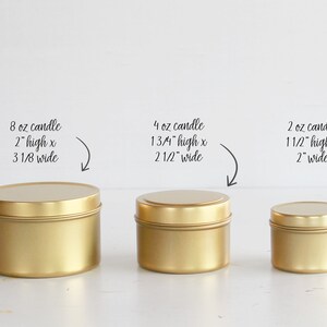 K&ouml;nnte beinhalten: Drei goldfarbene Metall-Kerzendosen in verschiedenen Gr&ouml;&szlig;en. Die gr&ouml;&szlig;te ist eine 8 oz Kerze, 5,08 cm hoch und 8 cm breit. Die mittlere Dose ist eine 4 oz Kerze, 4,45 cm hoch und 6,35 cm breit. Die kleinste ist eine 2 oz Kerze, 3,81 cm hoch und 5,08 cm breit.