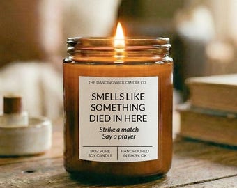 Vela divertida para el baño / Huele como si algo hubiera muerto aquí / Regalo de broma personalizado / Vela divertida a medida / Regalo de inauguración de casa