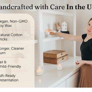以下が含まれることがあります： 棚にろうそくを置く女性。画像には「Handcrafted with Care In the USA」というテキストと、ろうそくの詳細が含まれています。ビーガン、非GMO大豆ワックス、天然コットン芯、より長く、よりクリーンな燃焼、ペットと子供に優しい、ギフト対応のプレゼンテーション。
