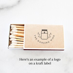 Pu&ograve; includere: Una scatola di fiammiferi con un'etichetta in carta kraft che presenta il logo "The Dancing Wick". Il logo &egrave; un semplice disegno a linee di un barattolo con una fiamma e alcuni piccoli fiori.