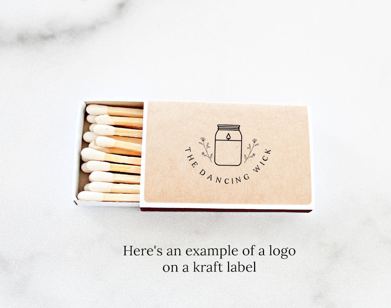 Pu&ograve; includere: Una scatola di fiammiferi con un'etichetta in carta kraft che presenta il logo "The Dancing Wick". Il logo &egrave; un semplice disegno a linee di un barattolo con una fiamma e alcuni piccoli fiori.