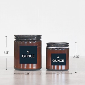 以下が含まれることがあります： 黒い蓋が付いた2つの茶色のガラス瓶。大きな瓶は高さ8.9cmで9オンス入り。小さな瓶は高さ7cmで4オンス入り。どちらの瓶にも、白い文字が入った黒いラベルが付いています。
