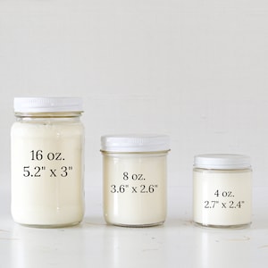 Puede incluir: Tres tarros de velas de vidrio con tapas blancas y cera blanca. Los tarros est&aacute;n etiquetados con su tama&ntilde;o y dimensiones en onzas y pulgadas. El tarro m&aacute;s grande es de 16 oz y mide 5.2" x 3", el tarro del medio es de 8 oz y mide 3.6" x 2.6", y el tarro m&aacute;s peque&ntilde;o es de 4 oz y mide 2.7" x 2.4".