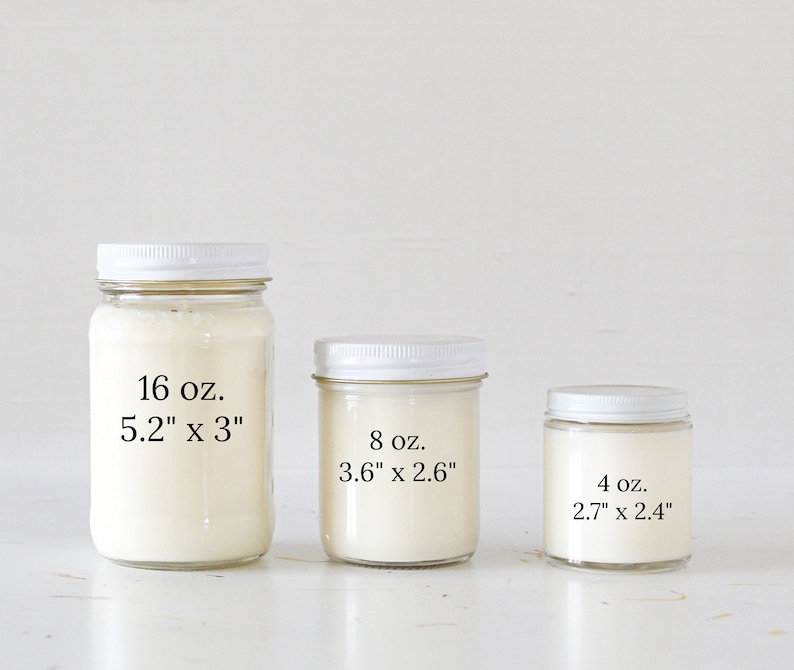 Puede incluir: Tres tarros de velas de vidrio con tapas blancas y cera blanca. Los tarros est&aacute;n etiquetados con su tama&ntilde;o y dimensiones en onzas y pulgadas. El tarro m&aacute;s grande es de 16 oz y mide 5.2" x 3", el tarro del medio es de 8 oz y mide 3.6" x 2.6", y el tarro m&aacute;s peque&ntilde;o es de 4 oz y mide 2.7" x 2.4".