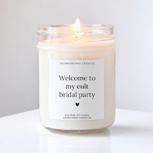 K&ouml;nnte beinhalten: Eine wei&szlig;e Sojawachskerze in einem Glasgef&auml;&szlig; mit einem Etikett, auf dem "The Dancing Wick Candle Co. Welcome to my eult bridal party" mit einem kleinen Herzsymbol steht. Die Kerze ist 8 oz schwer und wurde in Bixby, OK, handgegossen.