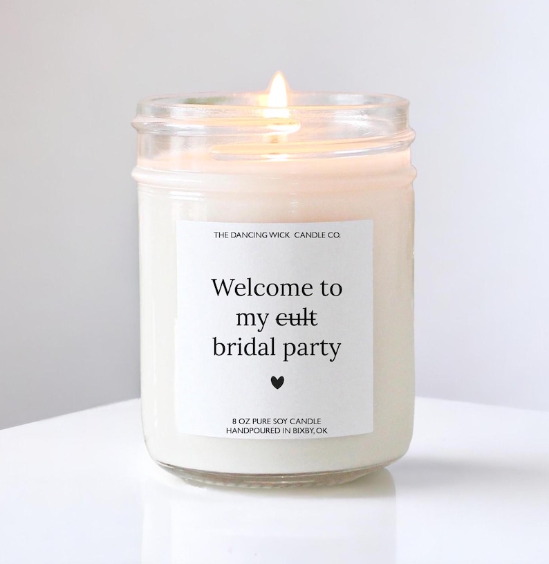 K&ouml;nnte beinhalten: Eine wei&szlig;e Sojawachskerze in einem Glasgef&auml;&szlig; mit einem Etikett, auf dem "The Dancing Wick Candle Co. Welcome to my eult bridal party" mit einem kleinen Herzsymbol steht. Die Kerze ist 8 oz schwer und wurde in Bixby, OK, handgegossen.