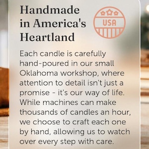 以下が含まれることがあります： 「Handmade in America's Heartland」の文字と「USA」のロゴが入った看板。オクラホマで作られた手作りのキャンドルについて説明しており、細部へのこだわりと手作業での製造を強調しています。