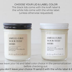 Puede incluir: Dos frascos de vidrio de velas de soja con etiquetas de texto personalizables. Un frasco tiene una tapa negra y una etiqueta kraft, el otro tiene una tapa y una etiqueta blancas. El texto de la etiqueta dice "SMELLS LIKE YOUR TEXT HERE".