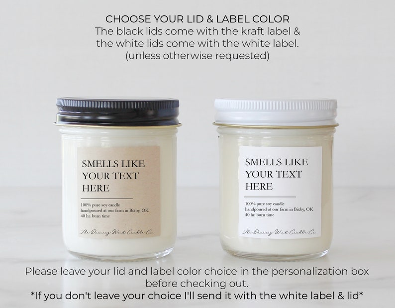 Puede incluir: Dos frascos de vidrio de velas de soja con etiquetas de texto personalizables. Un frasco tiene una tapa negra y una etiqueta kraft, el otro tiene una tapa y una etiqueta blancas. El texto de la etiqueta dice "SMELLS LIKE YOUR TEXT HERE".