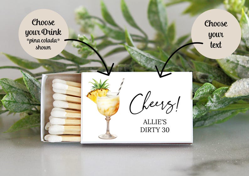 Puede incluir: Una caja blanca de cerillas con una ilustraci&oacute;n de un c&oacute;ctel de pi&ntilde;a y el texto "Cheers! Allie's Dirty 30".