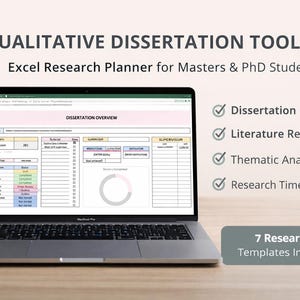 Może przedstawiać: Laptop wyświetla arkusz kalkulacyjny zatytułowany "Dissertation Overview" z różowym nagłówkiem. Ekran pokazuje planista badań dla studentów magisterskich i doktoranckich. Tekst zawiera "Dissertation Dashboard", "Literature Review Matrix" i "Research Timeline & Planner".