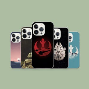 Puede incluir: Una colección de fundas para teléfonos con diseños de Star Wars. Las fundas muestran imágenes del símbolo de la Alianza Rebelde, el Halcón Milenario, un paisaje desértico y el personaje Grogu. Las fundas son de varios colores.