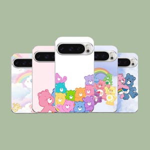 Könnte beinhalten: Fünf Handyhüllen mit Care Bears-Designs. Jede Hülle zeigt einen anderen Bären oder eine Gruppe von Bären in leuchtenden Farben, mit Hintergründen von Regenbogen und Wolken. Die Hüllen haben einen weißen Rand und einen Kameraausschnitt.