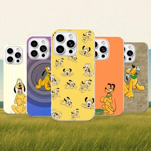 Puede incluir: Cinco fundas para smartphone con el personaje de Disney Pluto. Los diseños incluyen una funda de rayas amarillas, un patrón circular morado, una funda amarilla con un estampado repetido de Pluto, una naranja con Pluto y un cuenco, y un cómic vintage.