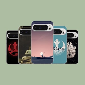 Puede incluir: Cinco fundas para teléfono con diseños de Star Wars. Las fundas presentan imágenes del símbolo de la Alianza Rebelde, Grogu, una escena desértica con una figura, un grupo de figuras y el Halcón Milenario sobre un fondo estrellado. Las fundas tienen una barra de cámara azul oscuro.